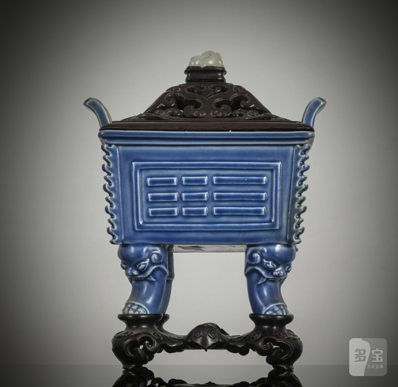 A fine powder blue glazed porcelain incense burner 'fang ding' with bagua trigrams, wooden stand and cover with jade knob - 图2